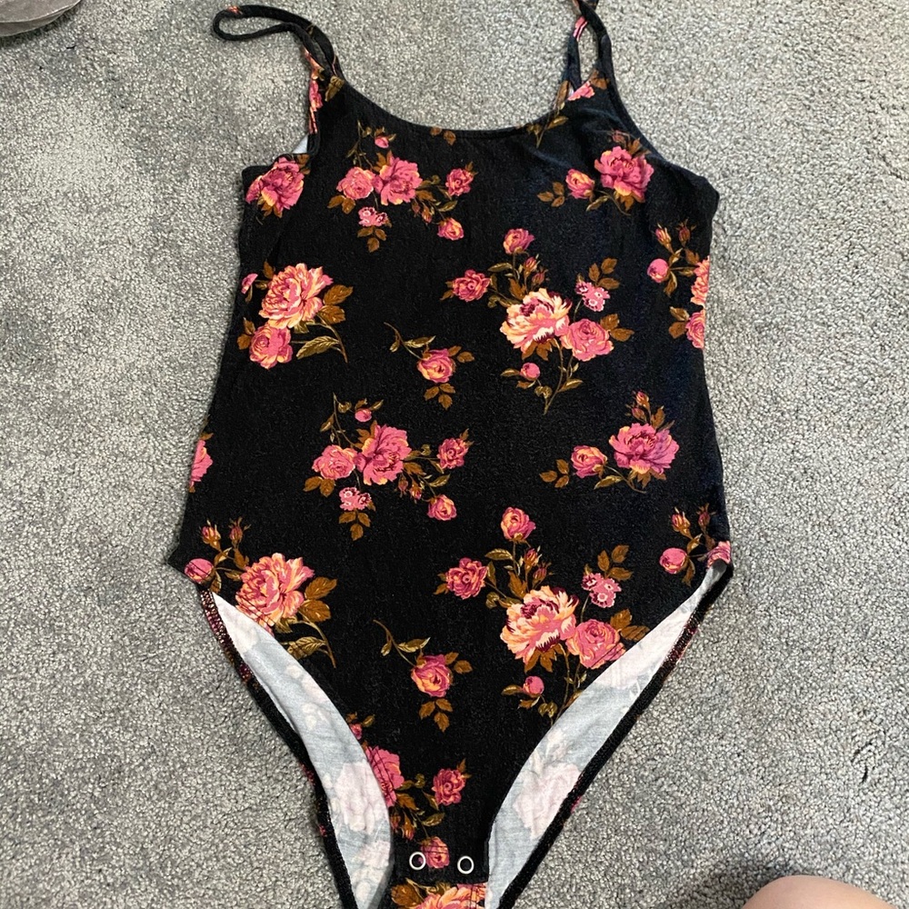 AEO TOP
